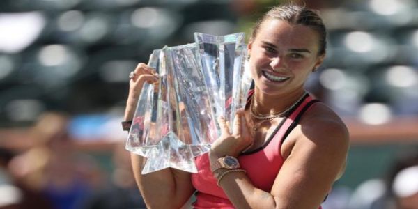 आर्यना सबालेंका इंडियन वेल्स ट्रॉफी के साथ