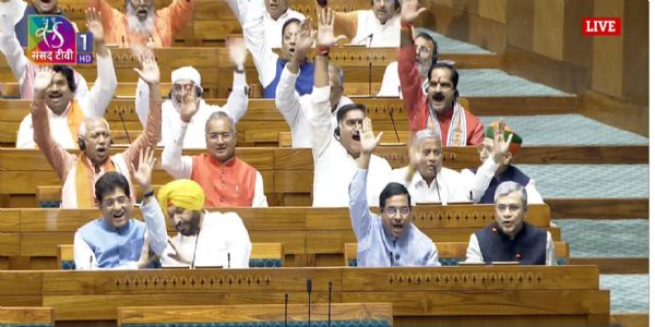 रेल मंत्री अश्विनी वैष्णव मंगलवार को लोकसभा में चर्चा के दौरान