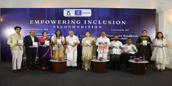 केंद्रीय सामाजिक न्याय एवं अधिकारिता राज्य मंत्री रामदास अठावले और अन्य सांसद मंगलवार को पुस्तिका का विमोचन करते हुए