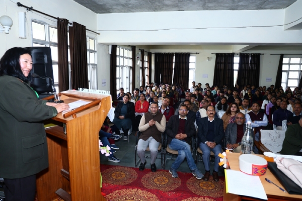 संगोष्ठी को संबोधित करते हुए वक्ता।