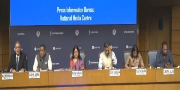 पश्चिम एशिया संघर्ष पर राष्ट्रीय मीडिया केंद्र में प्रेस वार्ता करते हुए पेट्रोलियम मंत्रालय की संयुक्त सचिव सुजाता शर्मा, विदेश मंत्रालय प्रवक्ता रणधीर जायसवाल और शिपिंग मंत्रालय के विशेष सचिव राजेश कुमार सिन्हा व अन्य।