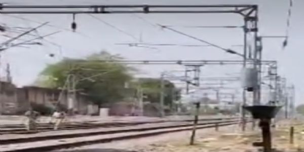 ट्रेन की चपेट में आकर महिला की मौत