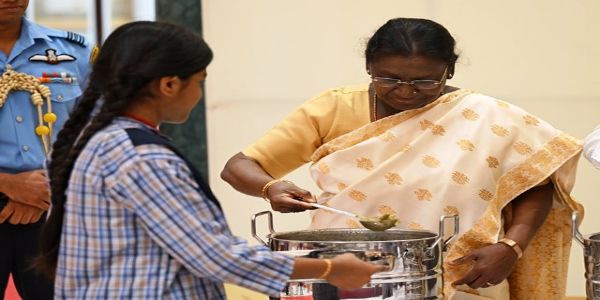 बच्चों को पोषण और गुणवत्तापूर्ण शिक्षा मिलना जरूरी: राष्ट्रपति