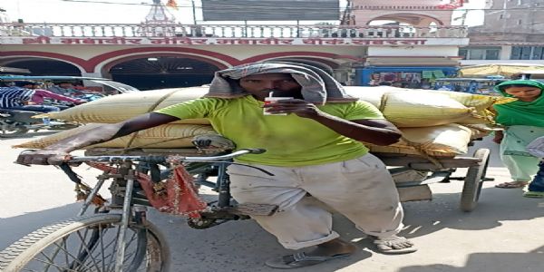 युवा समाजसेवी रौशन माधव ने भीषण गर्मी में ओआरस का वितरण किया