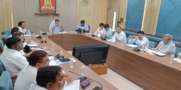 गोरखपुर के मंडलायुक्त ने की विकास कार्यों की समीक्षा,लापरवाह अफसरों को चेताया