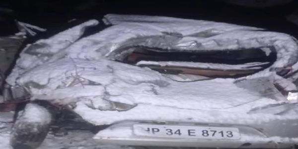 मंडी-सराज के मगरूगला में बर्फीली राह बनी काल: खाई में गिरी कार,कुल्लू के युवक की मौत, पत्नी गंभीर