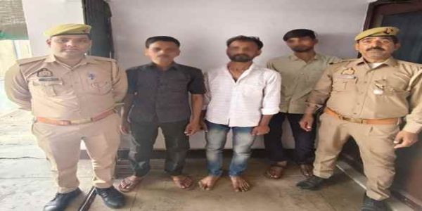 पुलिस टीम पर हमला करने के मामले में तीन आराेपित गिरफ्तार