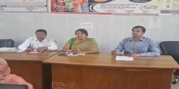 टीकाकरण के लिए स्वास्थ्य कर्मियों को दिया गया प्रशिक्षण