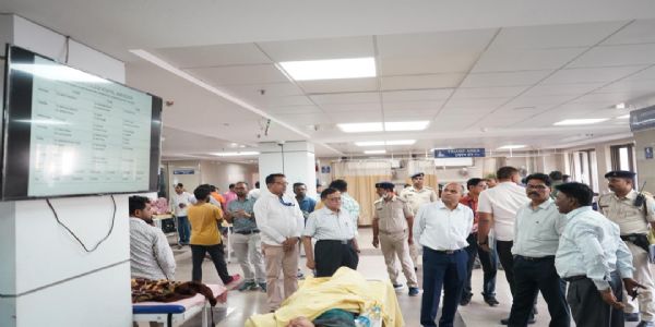 एमजीएम अस्पताल का प्रमंडलीय आयुक्त ने किया निरीक्षण, व्यवस्था सुधारने का निर्देश
