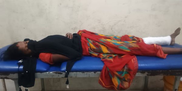 अंबिकापुर : बाइक सवार की लापरवाही से महिला घायल, अस्पताल में एंबुलेंस संकट से बढ़ी परेशानी