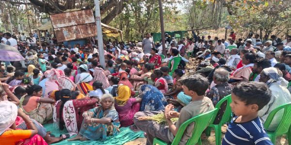 जमीन के अवैध हस्तांतरण के खिलाफ आदिवासी संगठनों ने दिया धरना