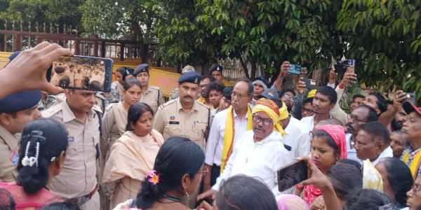 आदिवासी समाज ने किया प्रदर्शन, कलेक्टर-एसपी को सौंपा ज्ञापन