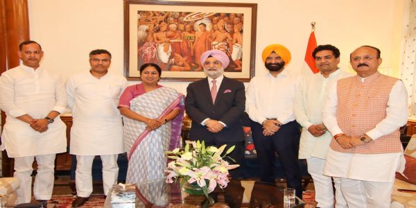 दिल्ली के उपराज्यपाल से मुख्यमंत्री ने अपने मंत्रियों के साथ की मुलाकात