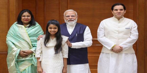 प्रधानमंत्री मोदी से सपरिवार मिले वरुण गांधी