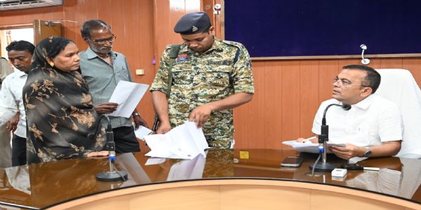 जनदर्शन में 114 आवेदनों की सुनवाई, कलेक्टर ने दिए त्वरित कार्रवाई के निर्देश