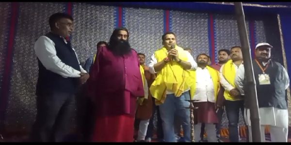 कृष्ण रासलीला में पहुंचे श्रद्धालु, मुख्य अतिथियों ने दिप प्रज्ज्वलित कर किया शुभारंभ