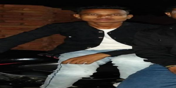 संदिग्ध परिस्थितियों में युवक का शव पेड़ से लटका मिला, परिजनों ने जताई हत्या की आशंका