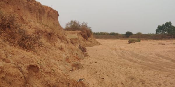 धमतरी जिले के गुदगुदा में हो रहा रेत का अवैध उत्खनन, ग्रामीणों ने की कार्रवाई की मांग