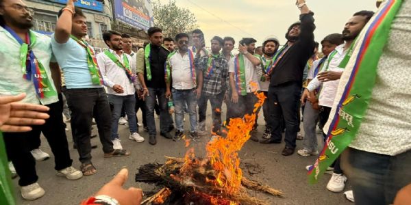 लाठीचार्ज के खिलाफ छात्र आजसू ने फूंका मुख्यमंत्री का पुतला