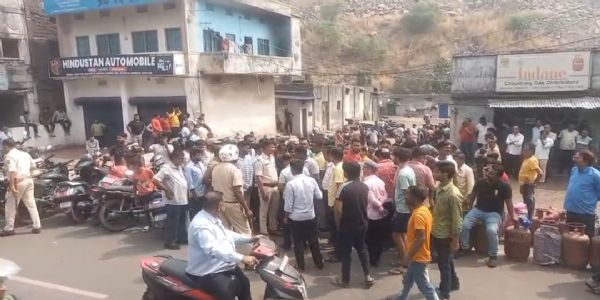 एलपीजी गैस संकट से मचा हड़कंप, सड़क जाम कर लोगों ने जताया आक्रोश