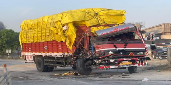 बरेली में ट्रक और डीसीएम की भिड़ंत, आधे घंटे फंसा रहा चालक