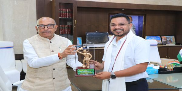 ग्लोबल अवार्ड के लिए चुने गए डॉ अभय को स्पीकर ने किया सम्मानित