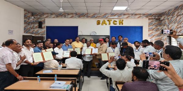 इंदौरः शासकीय अष्टांग आयुर्वेद महाविद्यालय में एक दिवसीय क्रेता-विक्रेता सम्मेलन सम्पन्न