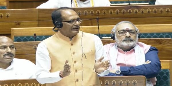 लोकसभा में बोलते कृषि मंत्री शिवराज सिंह चौहान लोकसभा में बोलते कृषि मंत्री शिवराज सिंह चौहान