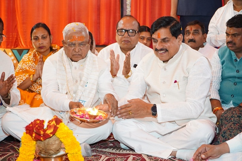 राज्यपाल और मुख्यमंत्री उज्जैन में विकास कार्यों का भूमिपूजन करते हुए