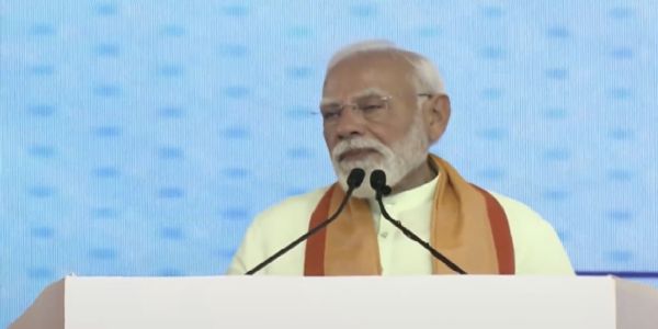 मदुरै में विकास परियोजनाओं के उद्घाटन समारोह के दौरान जनसभा को संबोधित करते प्रधानमंत्री नरेन्द्र मोदी।