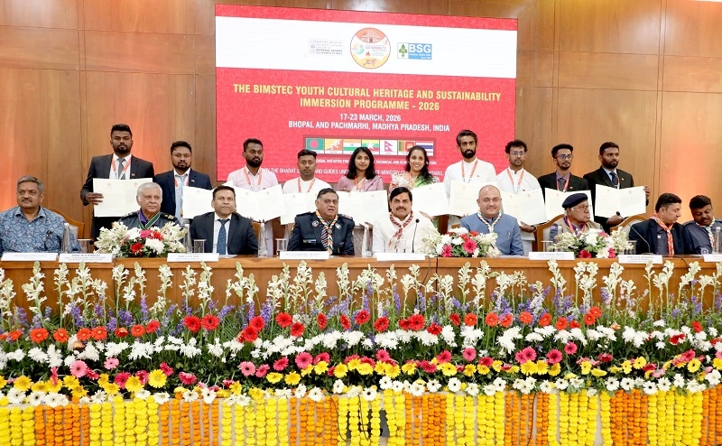 मुख्यमंत्री निवास आए स्काउट और गाइड संगठन से जुड़े 7 देशों के युवा प्रतिनिधियों के साथ समूह चित्र