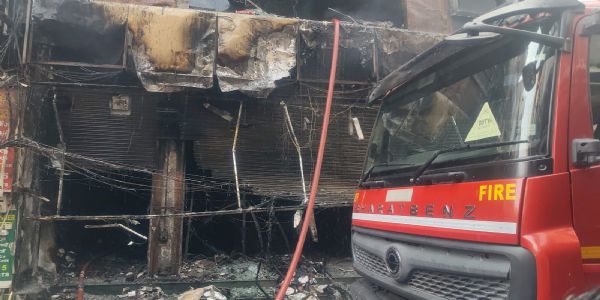 पालम इलाके में बहुमंजिला इमारत में लगी भीषण आग