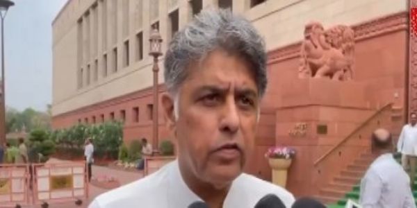 संसद भवन परिसर में पत्रकारों से बात करते मनीष तिवारी