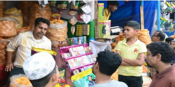 ईद की तैयारियों के मद्देनजर सजे-धजे पुरानी दिल्ली के बाजार और लोगों की भीड़