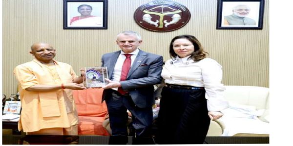 मुख्यमंत्री योगी से शिष्टाचार भेंट करते कनाडा के उच्चायुक्त क्रिस्टोफर कूटर