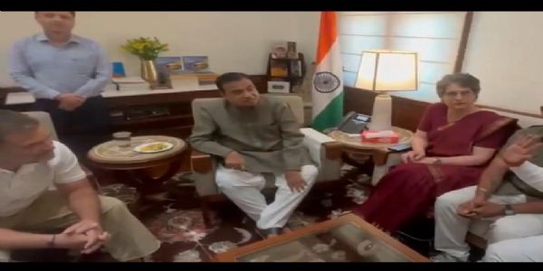 राहुल गांधी , प्रियंका गांधी ने की केन्द्रीय मंत्री नितिन गडकरी से मुलाकात