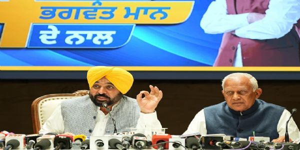 पंजाब के मुख्यमंत्री भगवंत मान पत्रकाराें से बातचीत करते हुए