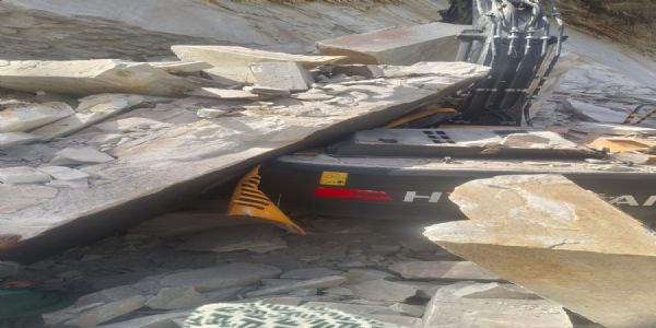 बोल्डरों की चपेट में आने से चालक की मौत