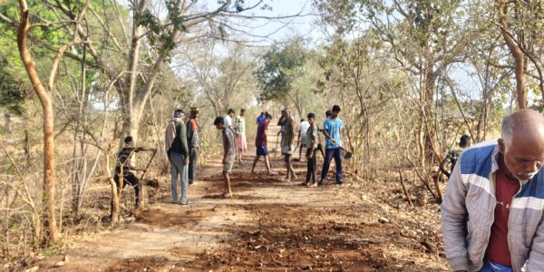 श्रमदान कर ग्रामीणों ने बनाई सड़क