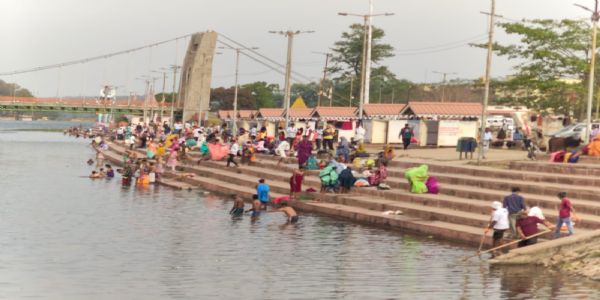 अनूपपुर: चैत्र अमावस्या पर नर्मदा उद्गम अमरकंटक में लगाई हजारों ने लगाई आस्था की डुबकी