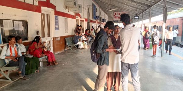 शाहजहांपुर रेलवे स्टेशन पर चला किलेबंदी टिकट चेकिंग अभियान