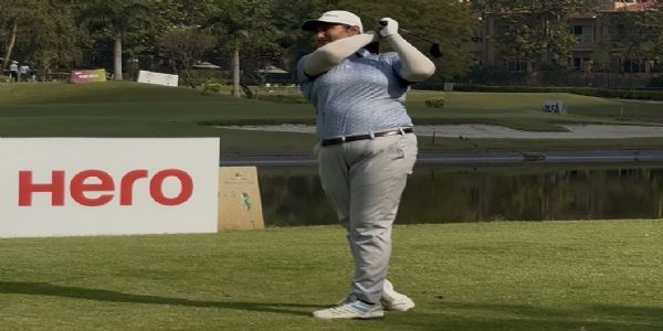 खुशी खानिजाऊ छठे चरण में एक शॉट की बढ़त के साथ शीर्ष पर