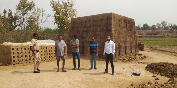 बलरामपुर : अवैध ईंट भट्ठों पर प्रशासन का शिकंजा, 80 हजार ईंट और 3 टन कोयला जब्त