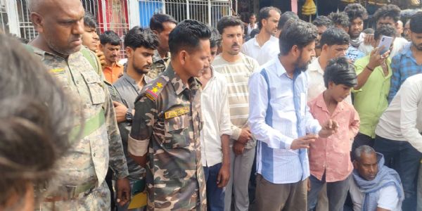 कार के धक्के से छात्र की मौत, उग्र भीड़ ने पुलिस पर की फायरिंग