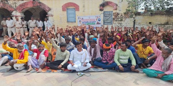 युवा कांग्रेस ने दिया धरना, छह सूत्री मांगों को लेकर रेल मंत्री को सौंपा ज्ञापन