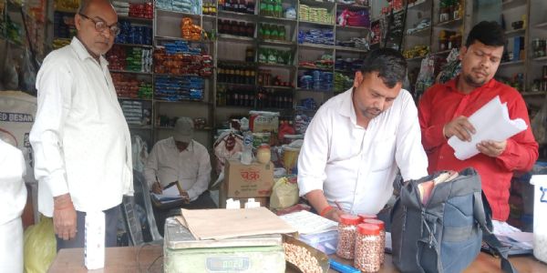 नवरात्रि से पहले बरेली में खाद्य विभाग की कार्रवाई, 07 नमूने भरे, 20 किलो मूंगफली नष्ट