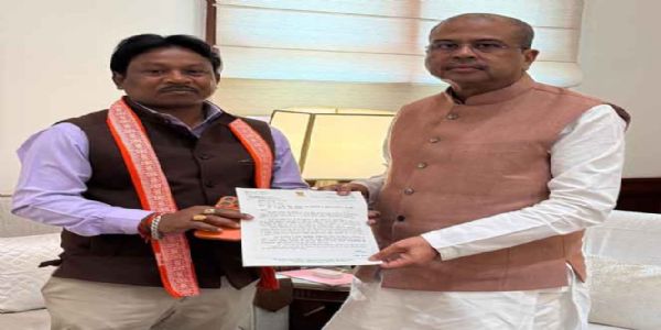 बस्तर सांसद ने केंद्रीय शिक्षा मंत्री काे पोटाकेबिन कर्मचारियों के संविलियन का सौंपा ज्ञापन