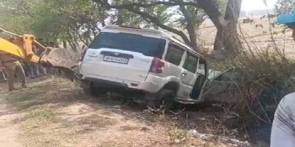 एटा में अनियंत्रित स्कार्पियो ने मोटरसाइकिल सवार दो लोगों सहित तीन को रौंदा, मौत