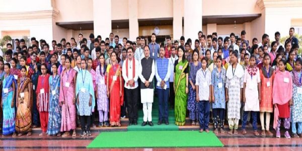 आत्मसमर्पित नक्सलियों ने विधानसभा में मुख्यमंत्री से की मुलाकात