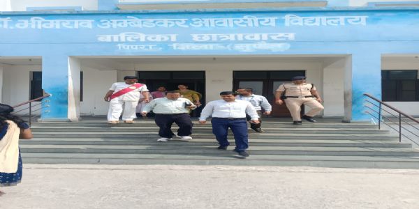 डीएम ने अंबेडकर आवासीय विद्यालय पिपरा का किया निरीक्षण, दिये सफाई और भोजन गुणवत्ता सुधार के निर्देश